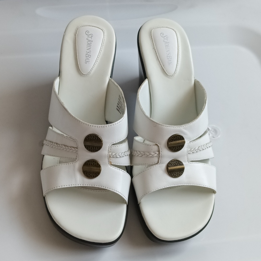 ST John's Bay sandals 8.5 white